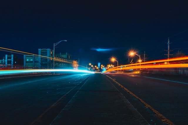 osvětlená noční dálnice