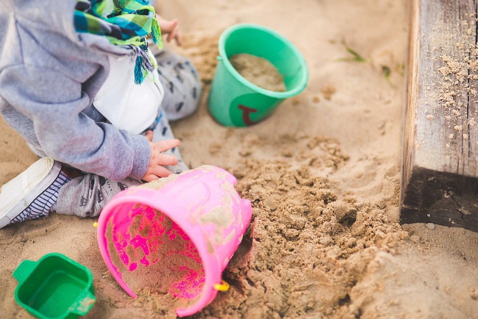 Děti milují písek.